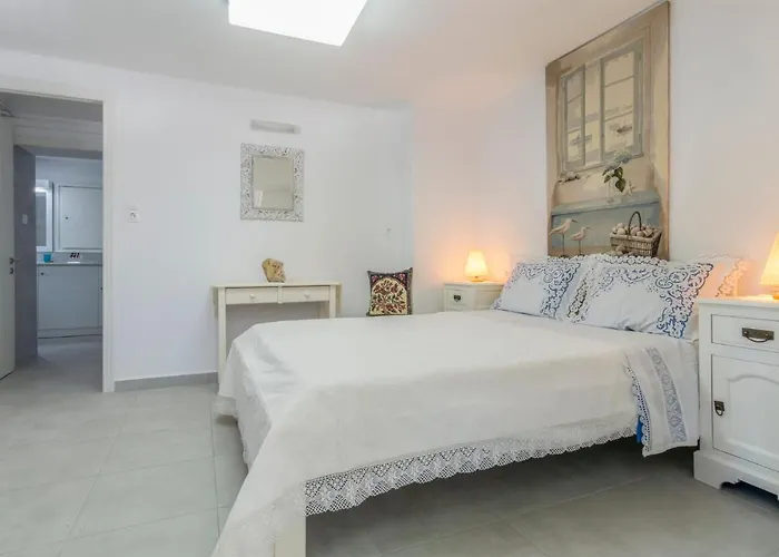 Kourita Garden With Sea View Near To The Port Of Milos Adamantas